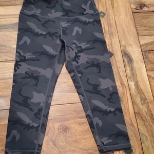 Zyia Active Women's Size 6-8 Camo Activewear Pants
